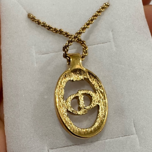 ✨Christian Dior Vintage Gold Tone CD Logo Oval
Pendant Necklace with Rhinestones - Picture 10 of 17